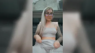 JEN BREETY  onlyfans  Zierliche Schlampe streichelt ihre nass