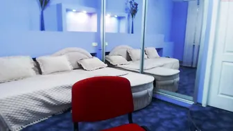 alicesbrooks  Turns her ass in front of the camera