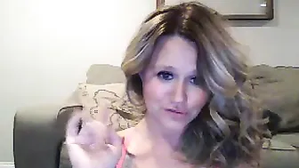 horniesthousewife  Fucks Her Pussycat On Webcam