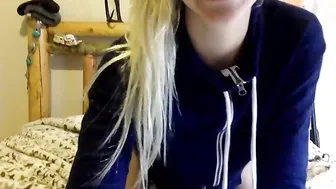 claireluving  Turns her ass in front of the camera