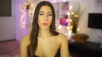 emilia98xxx Busty curvy strips on camera