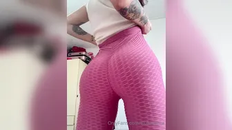 Lilu aka lilulunatica onlyfans big tit babe in stockings jerks off her cunt