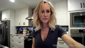 Brandi Love aka brandi_love onlyfans busty hottie fucks handjob cunt