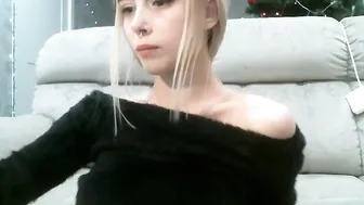 sashaantnv  Sticks her finger in her pussy