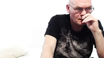 deguaz  Fucks her pussy with her fingers