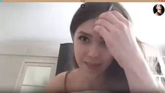 Развод по Skype - русская красавица раздвинула ноги на камеру.