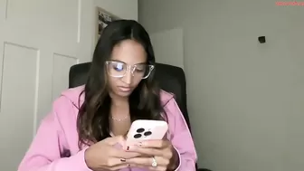 therealgiana chaturbate 2025 waiting for tokens while chatting with friends