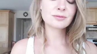 veronicaomg  Spread her legs and showed her pussy