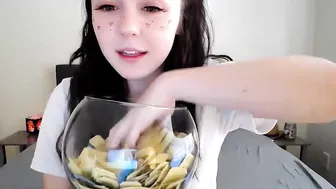 mira_xo  fingering her pussy for lot tokens