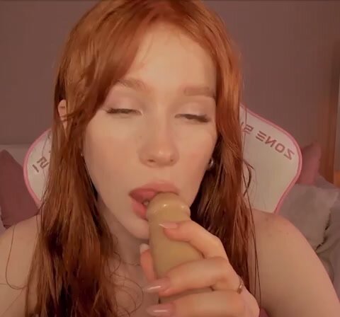 Leahsthetics sucking dildo